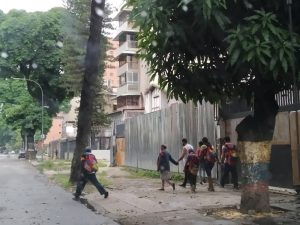 Habitantes de la Cota 905 huyen de la violencia y buscan refugio en casas de familiares