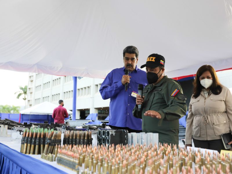 Maduro acusa a Colombia de recibir "bandas de delincuentes paramilitares"