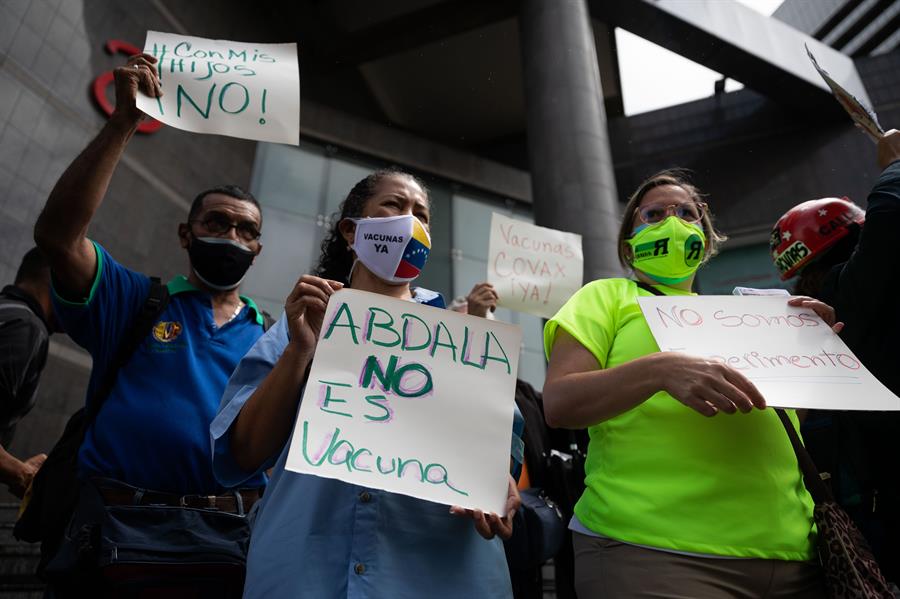 Enfermeras, activistas y docentes protestaron en julio para exigir que no se aplique Abdala a niños por considerarla un prototipo | Foto: EFE