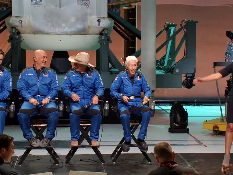Jeff Bezos llega al espacio en el "mejor día" de su vida