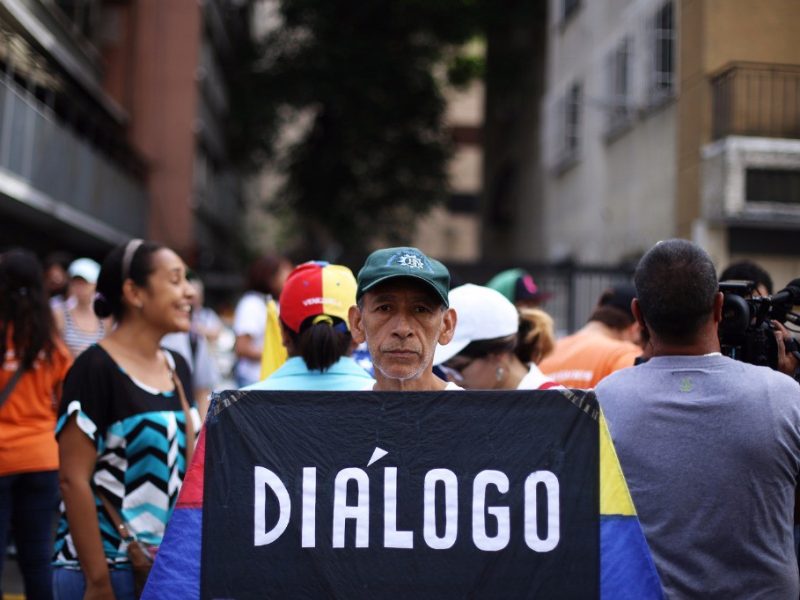 Más de la mitad de los venezolanos apoya la negociación en México, según Datincorp