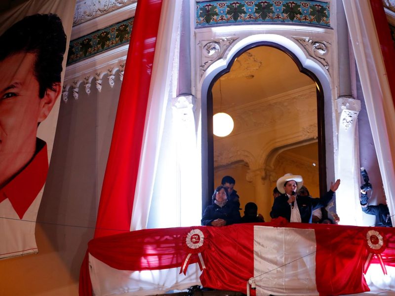 Pedro Castillo recibe las credenciales de presidente electo de Perú