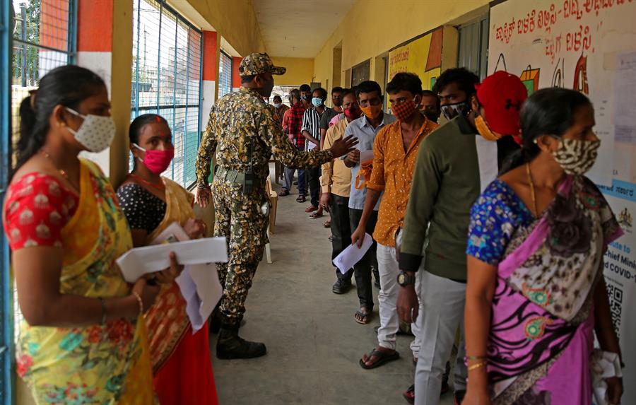 El mundo atribute a la variante delta la segunda ola de COVID-19, que fue devastadora en la India | Foto: EFE / Jagadeesh NV