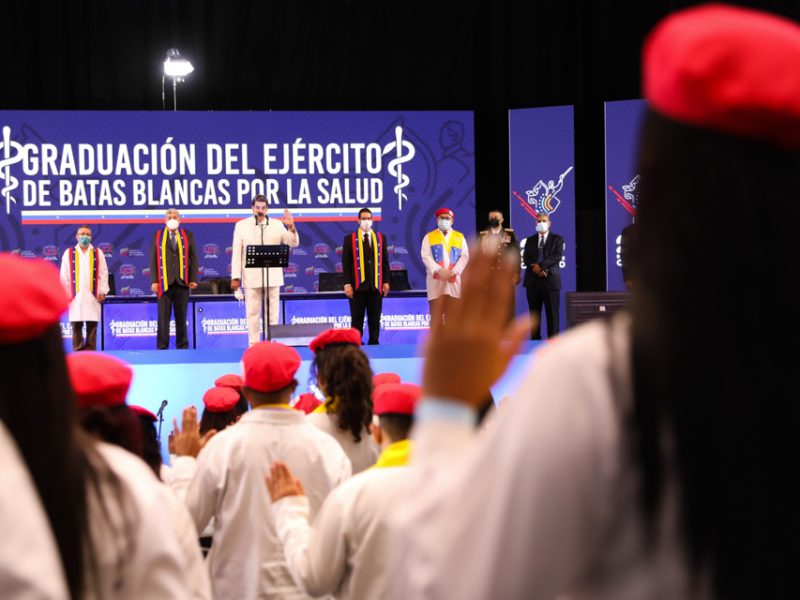 Maduro asegura que vacunación anticovid abarcará ahora al personal universitario