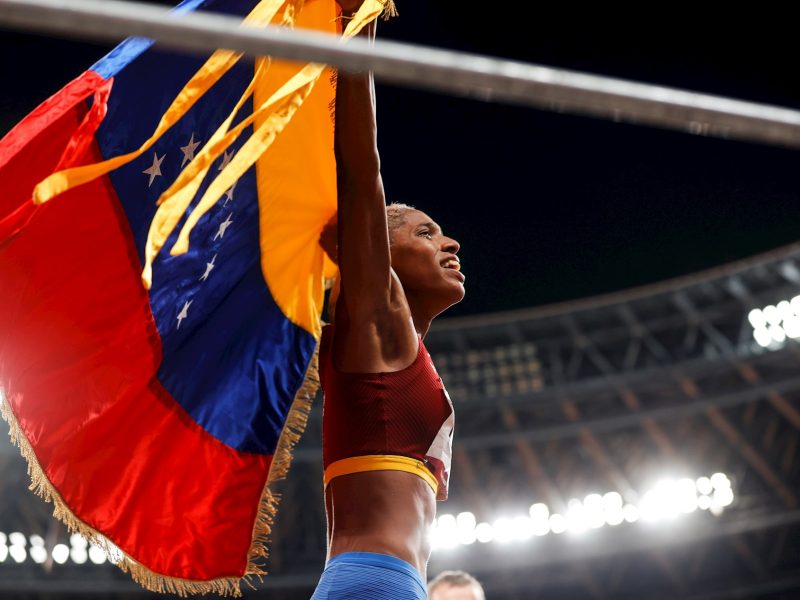 "Los invito a seguir soñando", dice Yulimar Rojas tras ganar el oro en Tokio