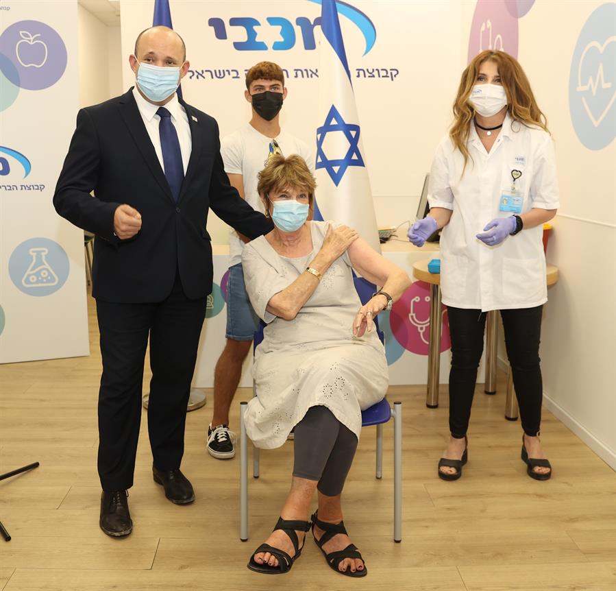 Israel primer es el primero en el mundo en aplicar una tercera dosis de la vacuna de Pfizer | Foto: Elad Gershgoren