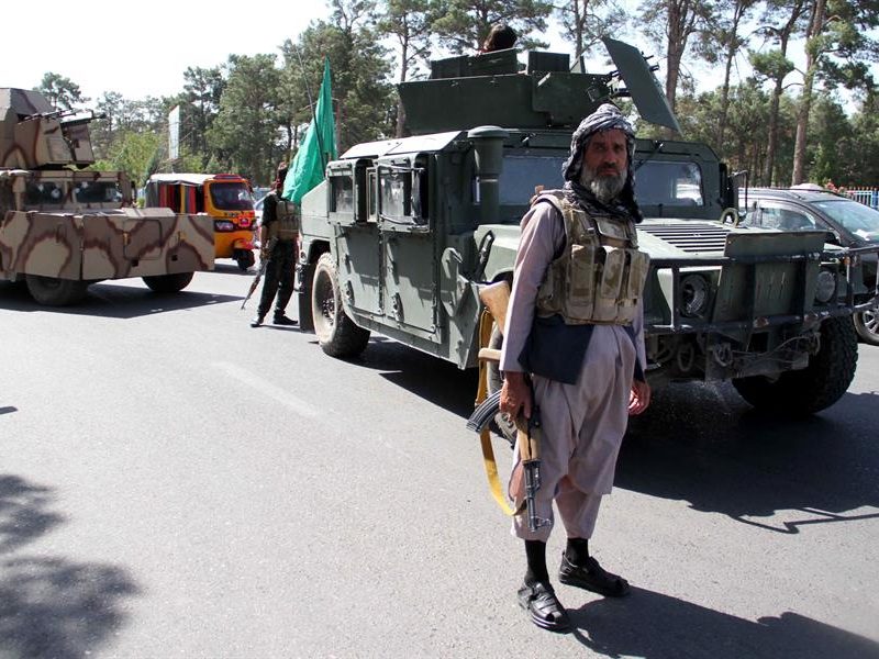 Talibanes toman cinco capitales provinciales en una semana