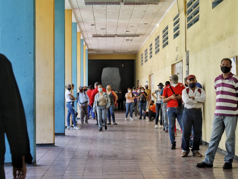 Chavismo compite “cómodo” este #21Nov por la división del voto opositor, apuntan analistas