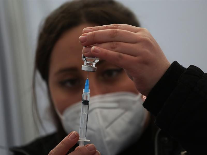 Chile inicia la inoculación de terceras dosis con AstraZeneca a los mayores