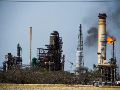 Producción petrolera de Venezuela se aleja de la promesa de Maduro