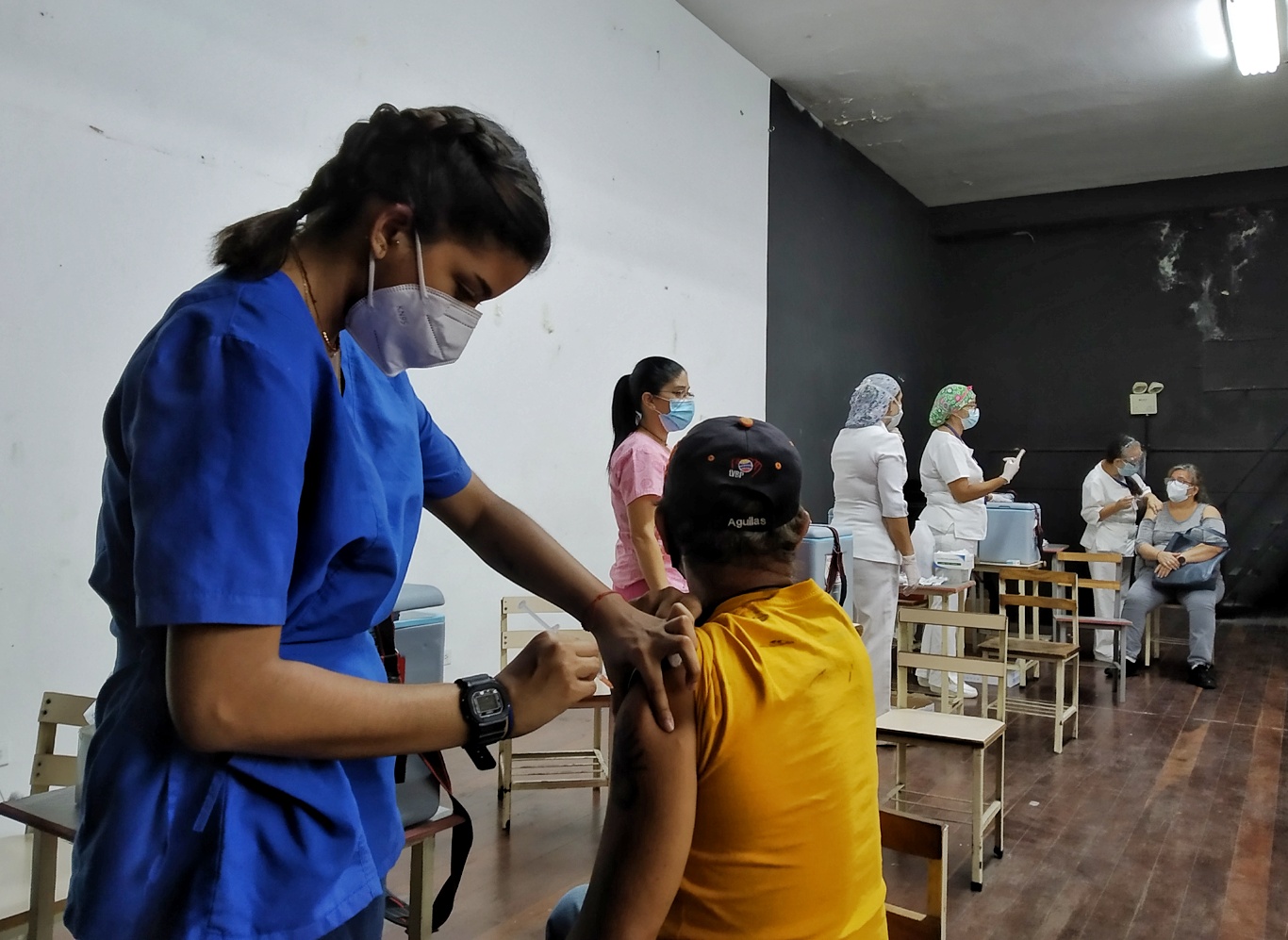 En el Liceo Gustavo Herrera ponen dos dosis de la vacuna de Sinopharm | Foto: Efecto Cocuyo 