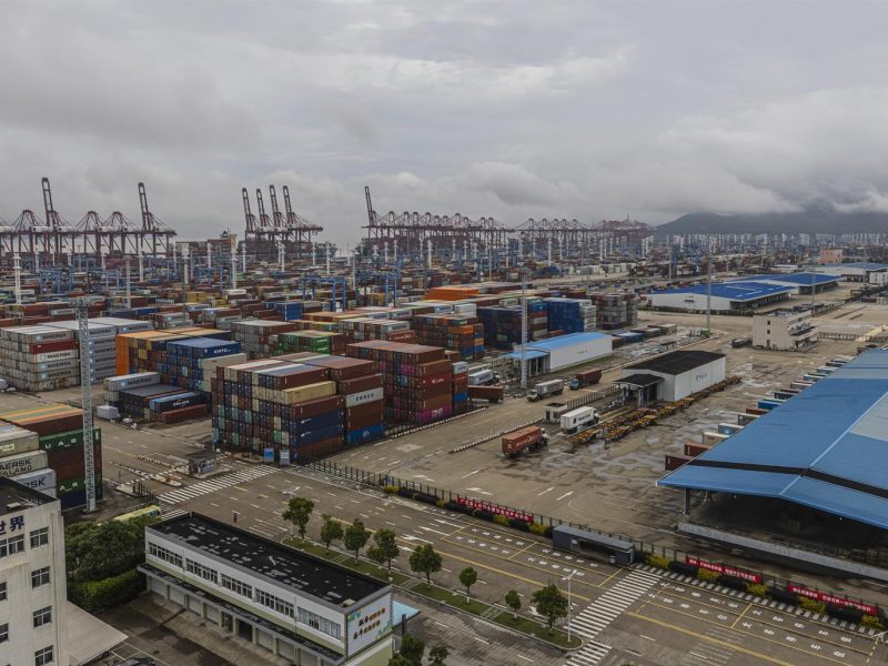 Alertan retrasos en envíos por cierre parcial del mayor puerto chino por caso de COVID-19