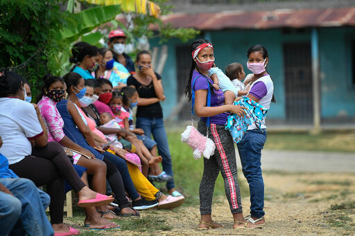 Mujeres son atendidas en el ambulatorio de Putucual, uno de los centros con presencia de Médicos Sin Fronteras en Sucre | Foto: Matias Delacroix
