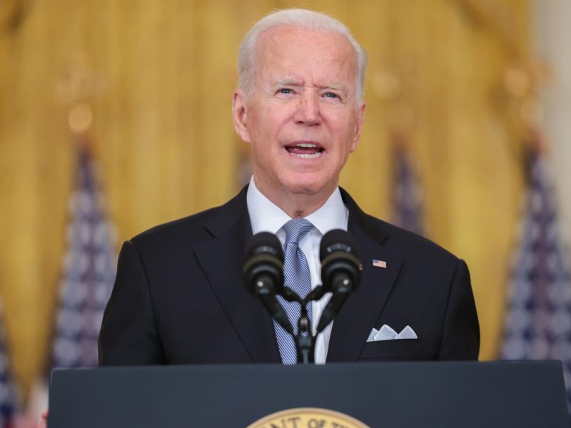 Biden ordena usar fondos afganos para víctimas del 11S y ayuda humanitaria