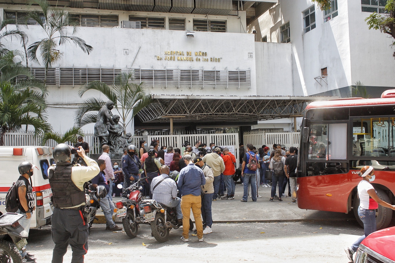 Denunciaron sabotaje a la protesta cuando un autobús se atravesó en la entrada del JM de los Ríos | Foto: Efecto Cocuyo 
