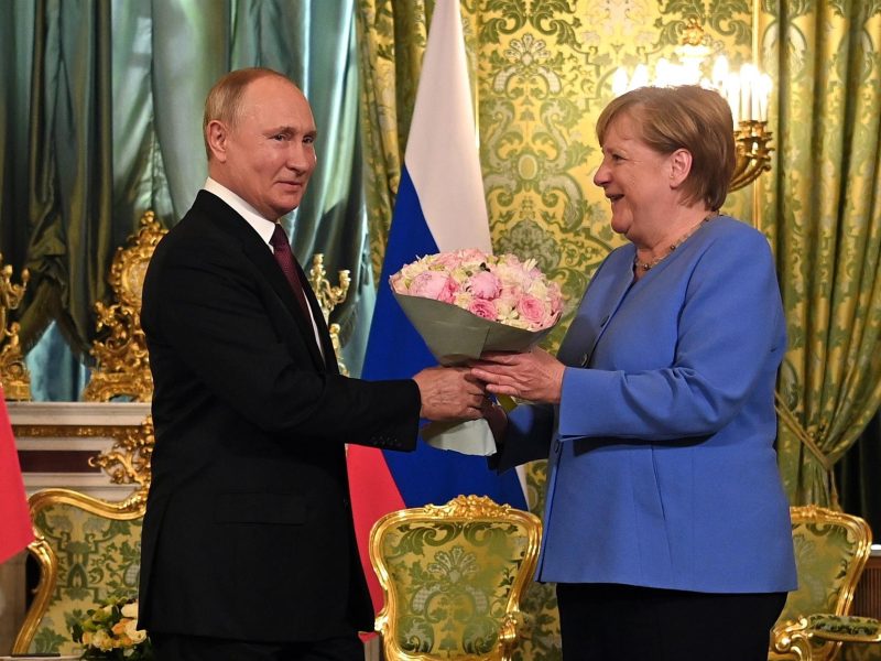 Merkel reconoce diferencias con Putin, al terminar reunión en el Kremlin