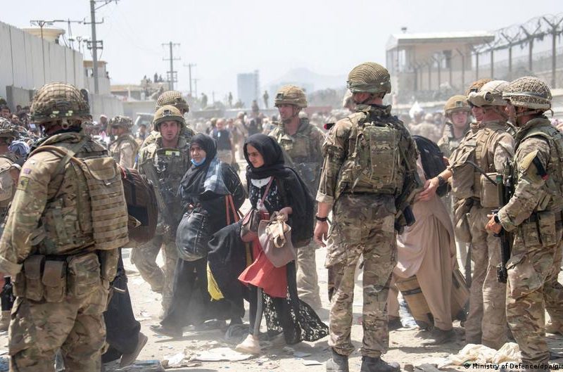 Talibanes culpan a Estados Unidos por caos en aeropuerto de Kabul