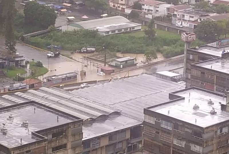 Reportan apagones en Caracas y varias zonas de Miranda en medio de fuertes lluvias