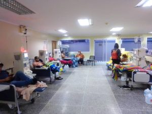 Falta de agua, bicarbonato y gasolina pone en riesgo a las personas en diálisis