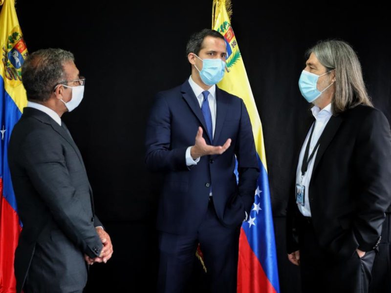 Oposición evalúa proponer la convocatoria de una nueva constituyente en la mesa de negociación