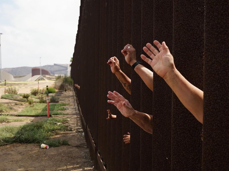Tribunal Supremo de EEUU permite que se restablezca el programa "Espera en México" - Localizan a 22 migrantes, entre ellos venezolanos, secuestrados en centro de México
