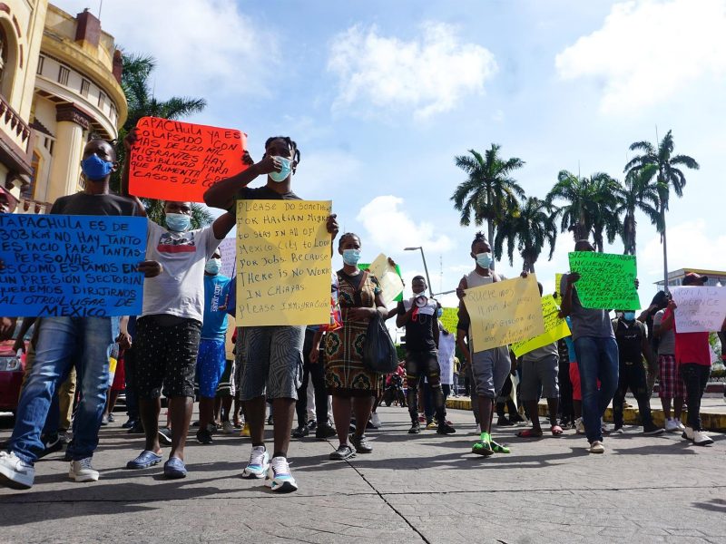 Migrantes, entre ellos venezolanos, llevan tres días de protestas en frontera sur de México