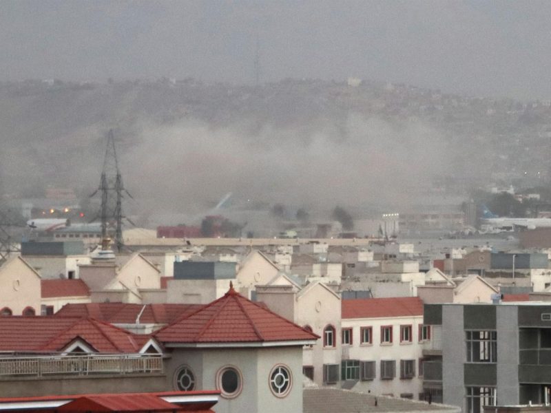 Más de 60 muertos tras el doble atentado en el aeropuerto de Kabul