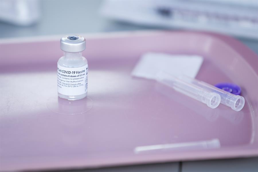 Pfizer resalta que los efectos secundarios de su vacuna en adolescentes de alto riesgo son leves | Foto: EFE