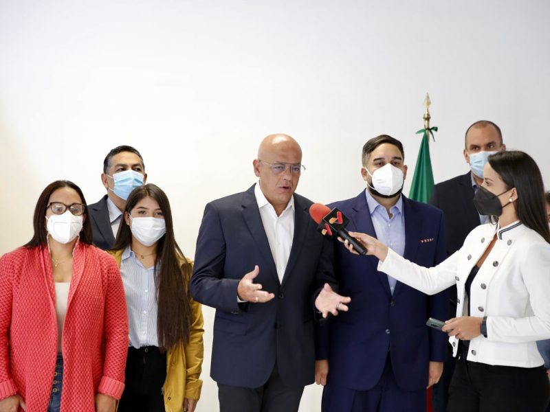 Delegación del chavismo llega a México para buscar "acuerdos económicos"