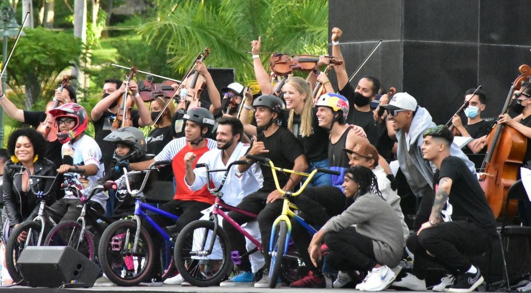 Daniel Dhers lo volvió a hacer: movió a Caracas en su bicicleta (Fotos)