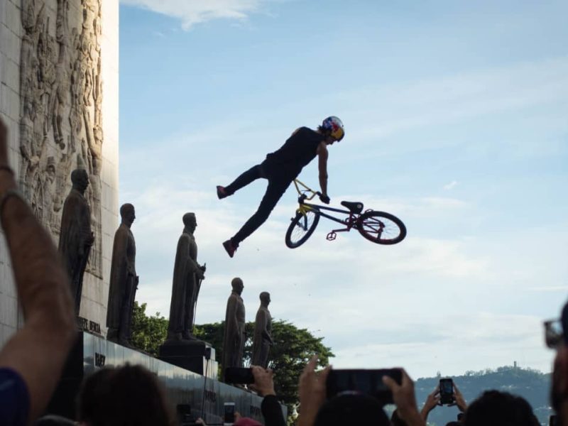 Daniel Dhers lo volvió a hacer: movió a Caracas en su bicicleta (Fotos)