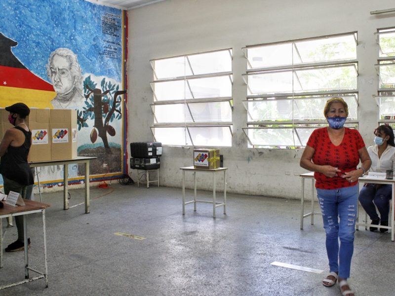 Chavismo compite “cómodo” este #21Nov por la división del voto opositor, apuntan analistas
