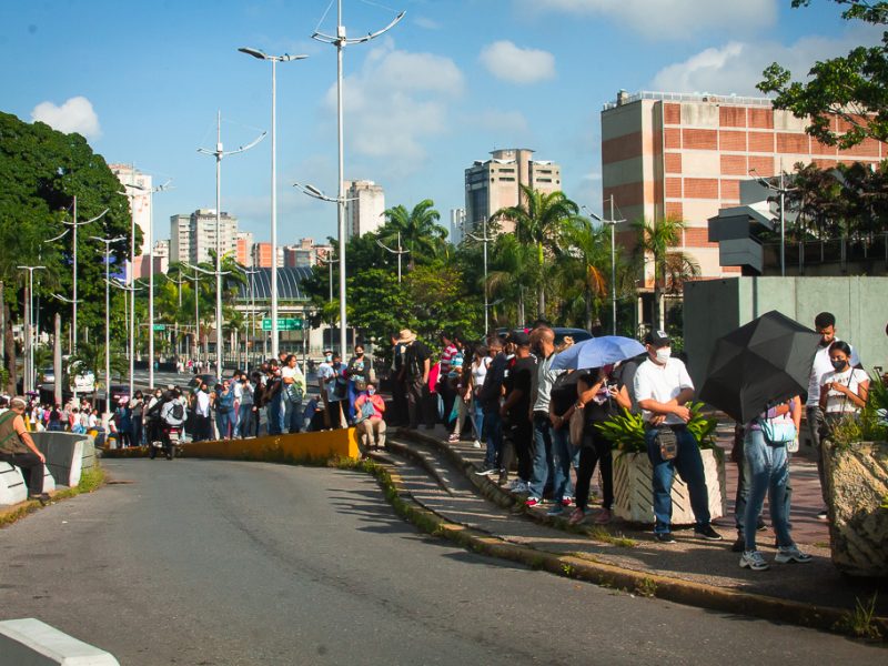 Vacunación en Caracas avanza en medio de largas colas (Fotogalería)