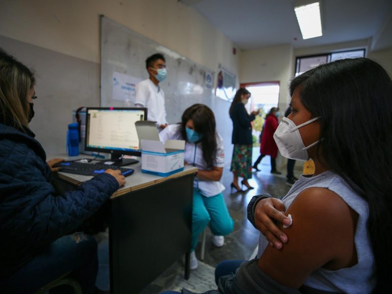 Ecuador inicia la vacunación de adolescentes entre 12 y 15 años