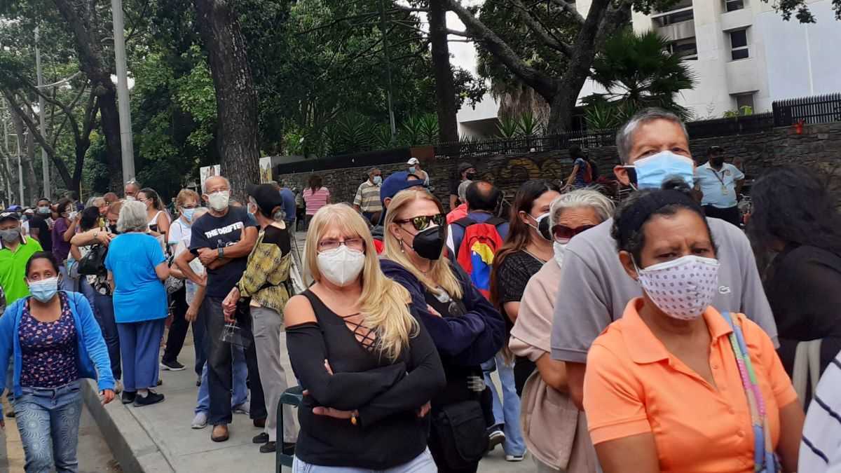 Algunas personas esperaron segundas dosis de Sputnik V desde la madrugada en el Alba Caracas