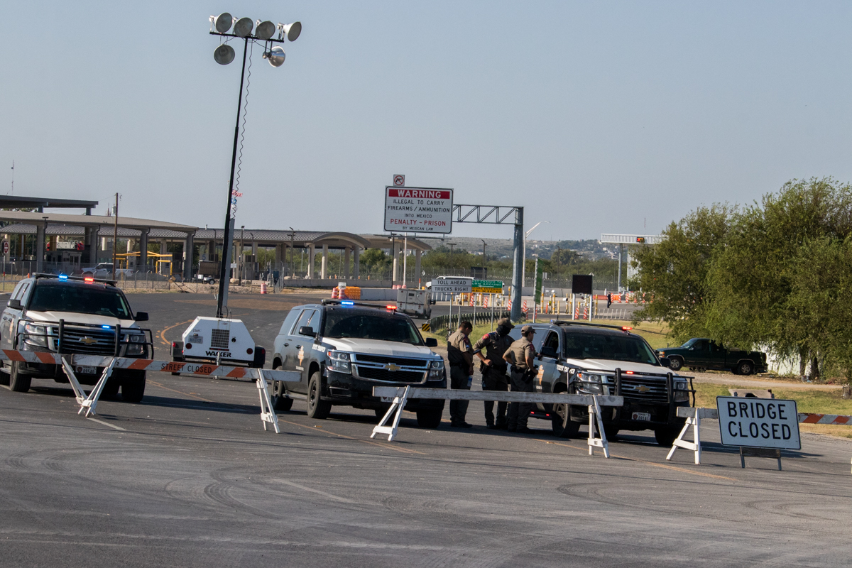 El puente que une las ciudades fronterizas fue cerrado. Los migrantes permanecen a la intemperie