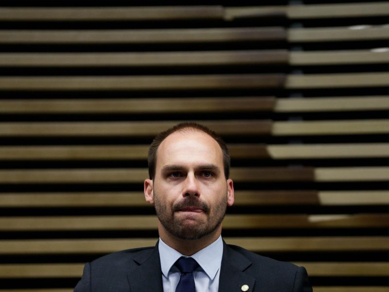 El hijo de Bolsonaro da positivo para la covid y prende la alerta mundial