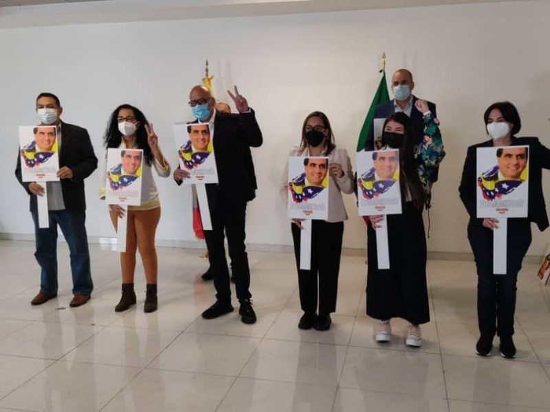 Delegación chavista arriba a México con carteles en defensa de Álex Saab