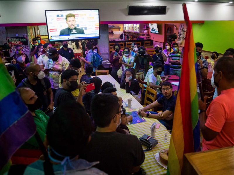 Activistas protestan por discriminación a pareja gay en pizzería de Caracas