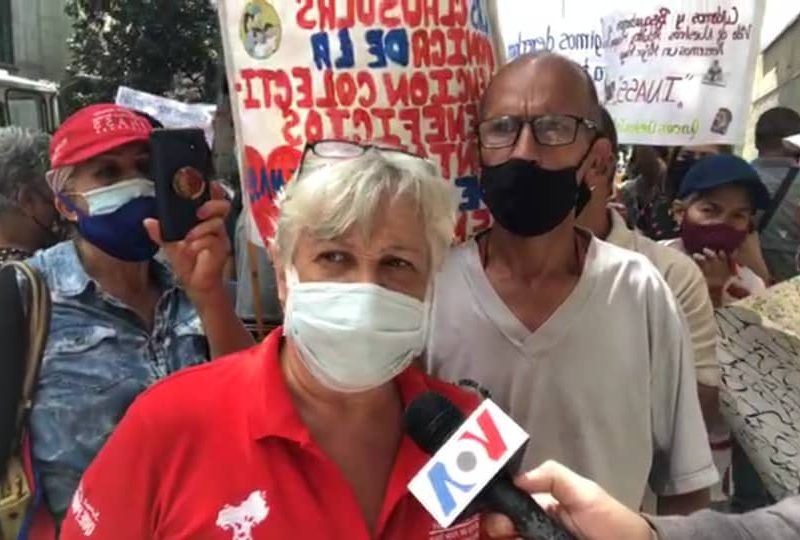 Trabajadores del sector salud claman por salarios dignos a metros de Miraflores