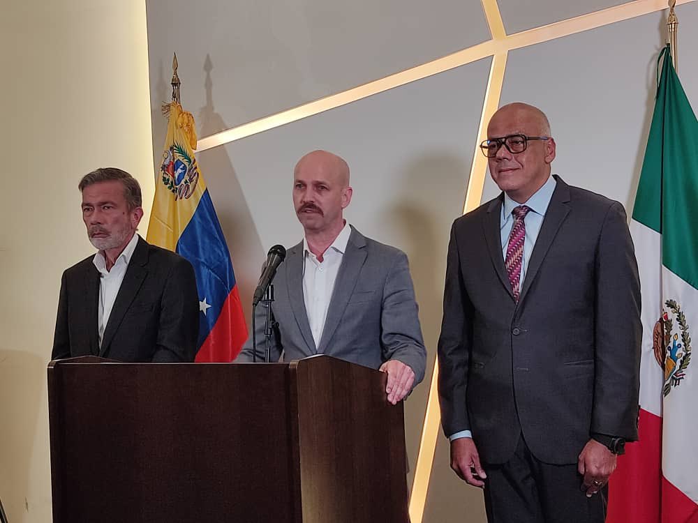 Dag Nylander en medio de los representantes del oficialismo y la oposición en México