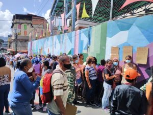 Largas colas en la escuela José de Jesús Arocha en la redoma de Petare, durante el simulacro electoral.