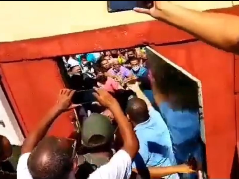 Grupos intentaron impedir participación de Olivares en el simulacro electoral  