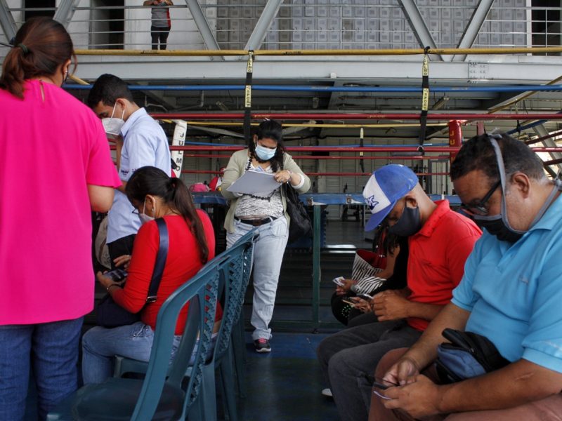 Venezuela: recomiendan aumentar vacunación y observar comportamiento de variante ómicron