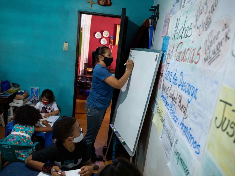 Ministros reiteran regreso a clases el 25 de octubre