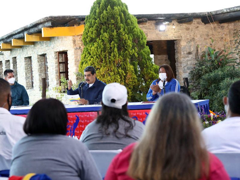 Maduro respalda "normalización" de relaciones que propone Congreso colombiano