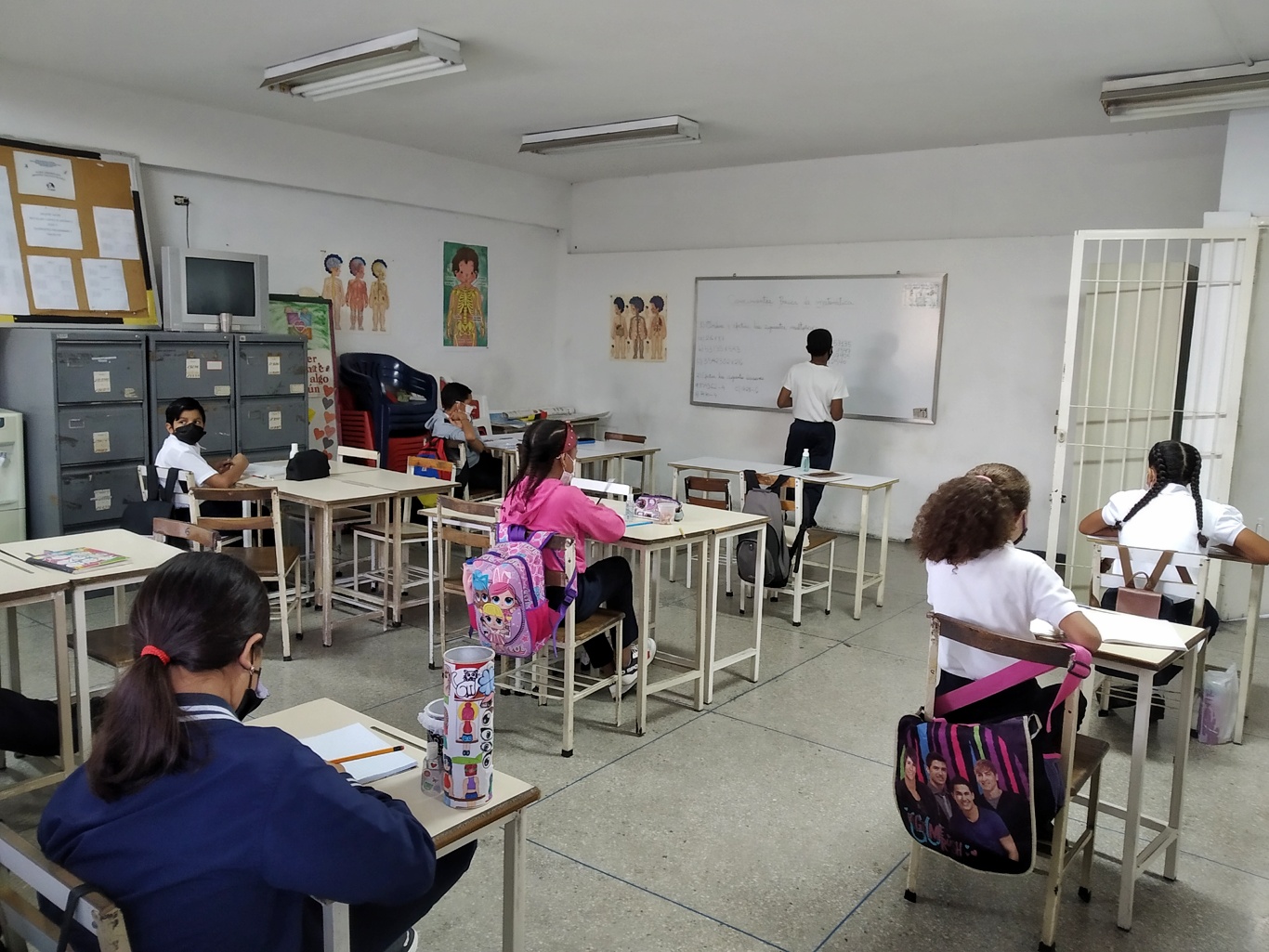 Primer día del regreso a clases: liceos cerrados y pocos estudiantes en aulas