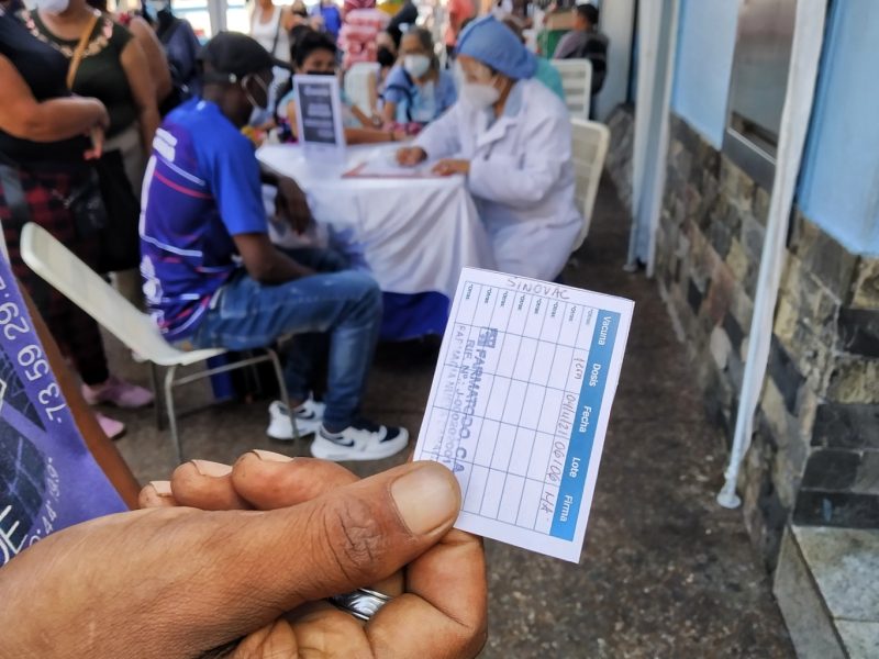 "Es más rápido y sencillo": Venezolanos acuden a vacunarse en Farmatodo y Locatel