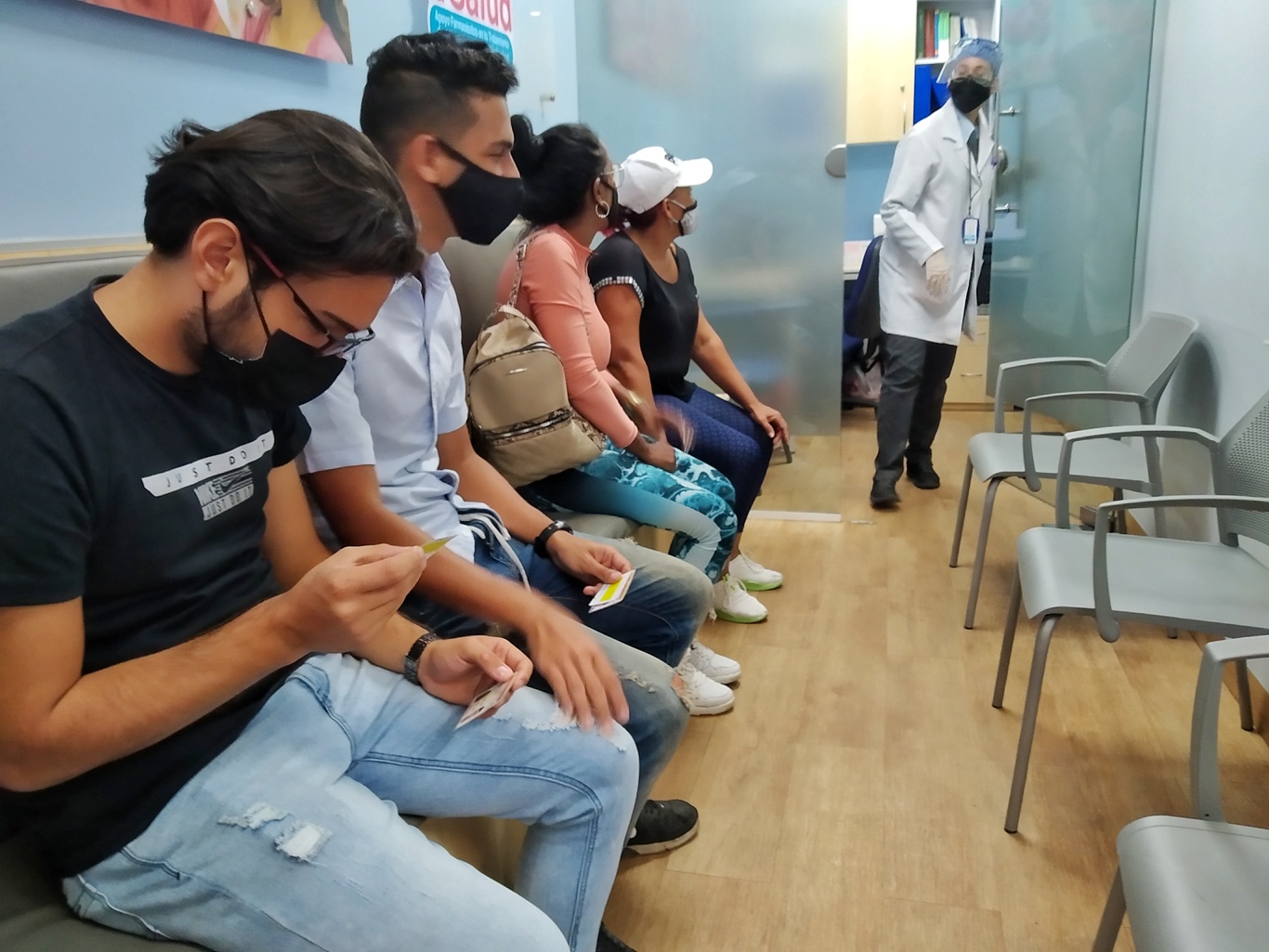 Vacunación en Farmatodo y Locatel