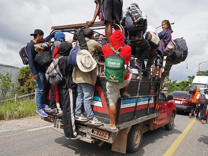 Caravana migrante sigue paso por el sur de México en camiones y a pie